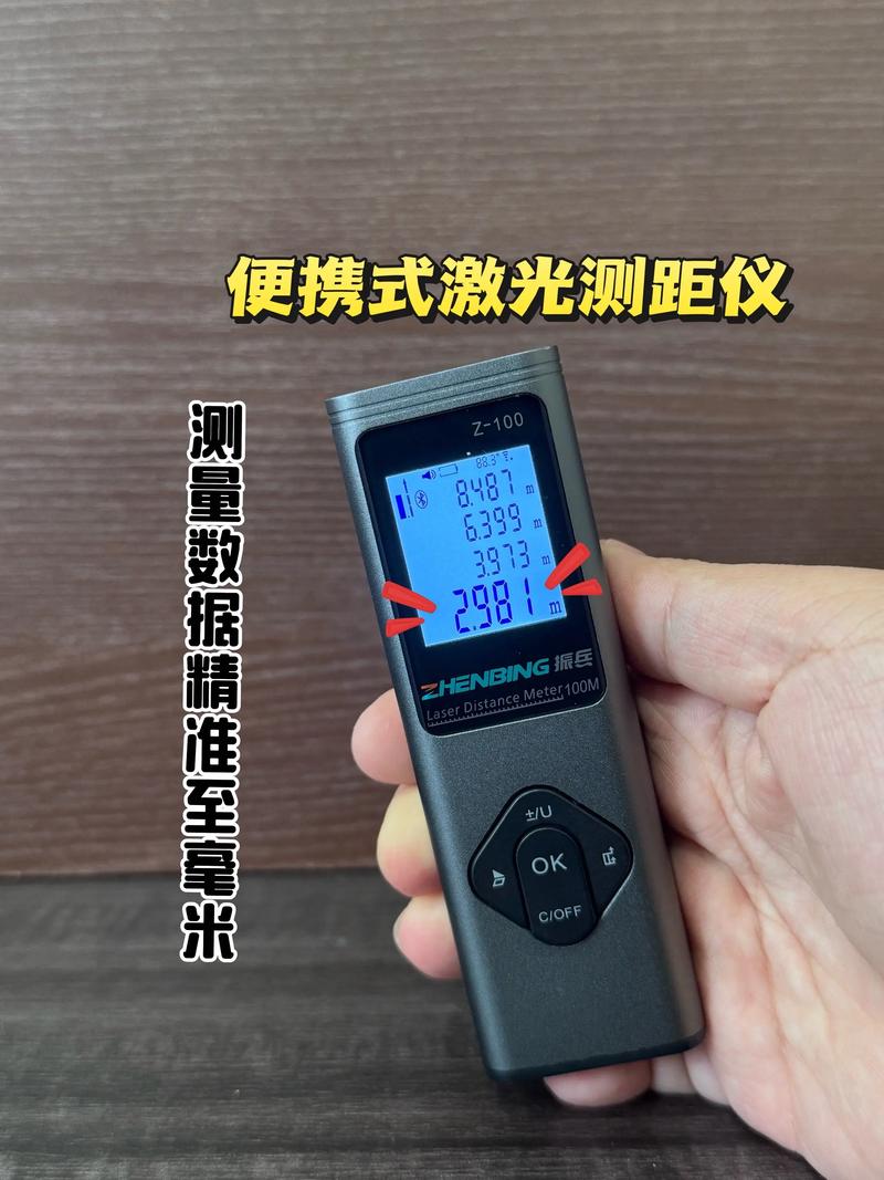 装修工人手持激光测距仪量空房尺寸