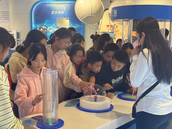 小学生周末科技馆探索实验场景