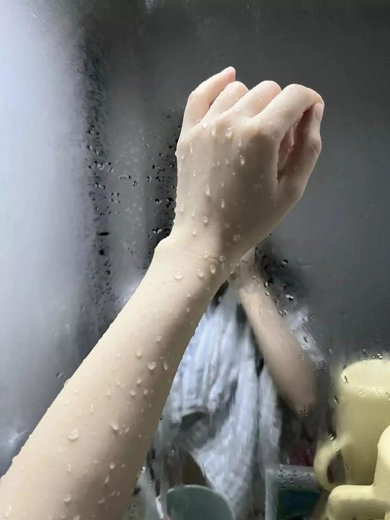 冬季淋浴高温水流冲刷手臂皮肤的近距离实拍