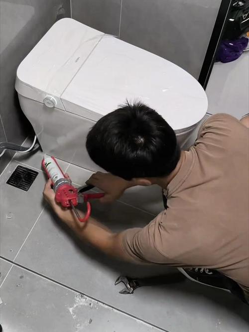 卫生间马桶安装打孔施工现场实拍