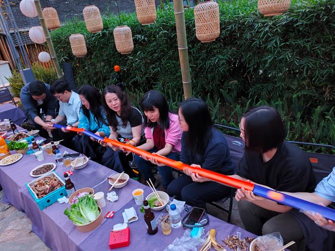 企业团建篝火晚会员工围坐聊天实拍