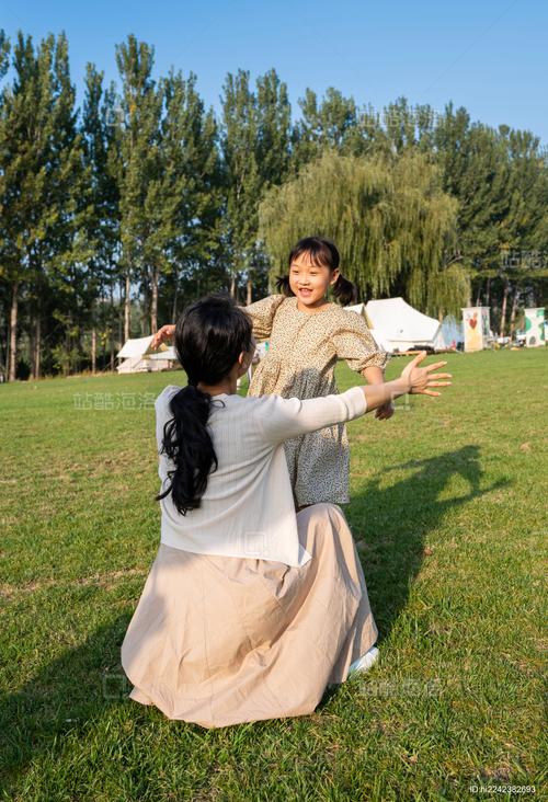 妈妈和孩子在草坪做儿童冥想游戏实拍