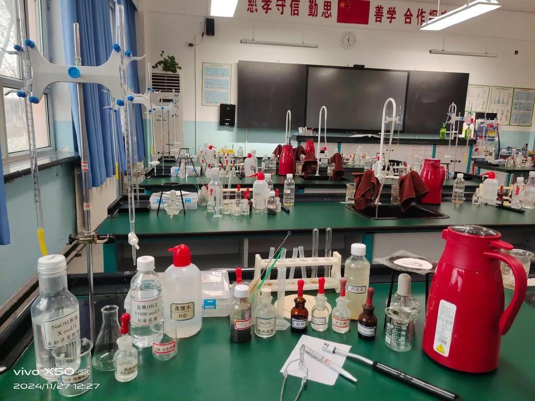 中学生使用平板操作虚拟化学滴定实验场景