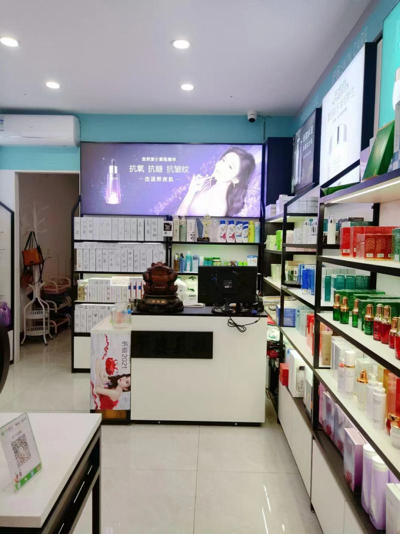 美妆店收银台旁小样试用展示台实景
