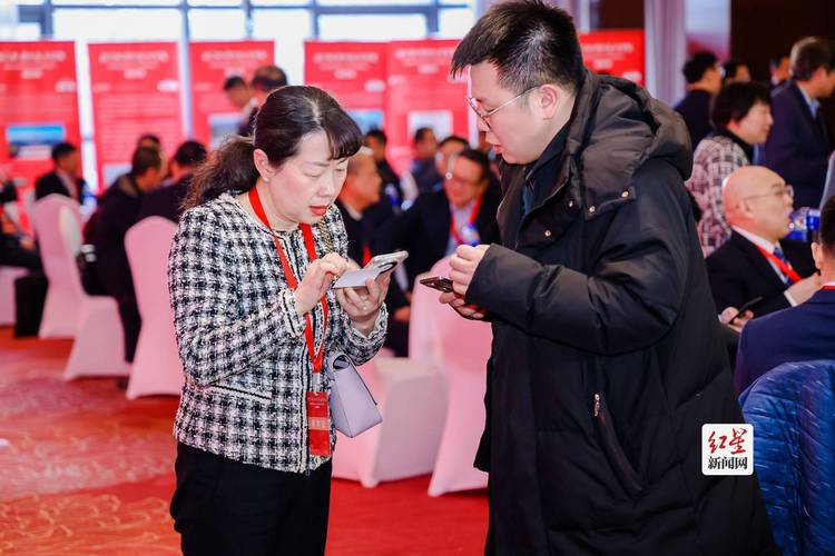 行业峰会散场现场交换名片加微信场景图