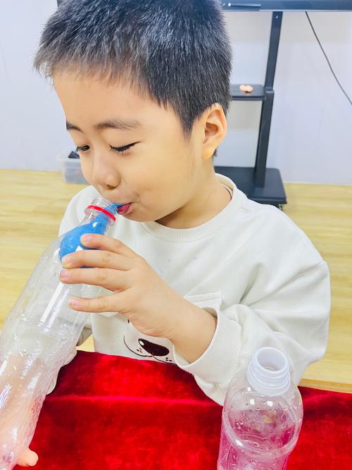 小朋友用筷子敲半瓶矿泉水打节奏的居家松弛场景