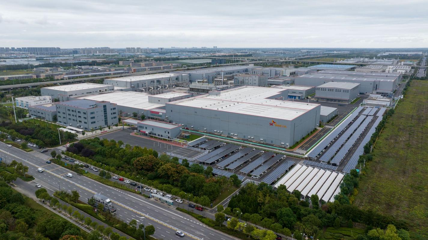 新能源动力电池原材料冶炼工厂外景