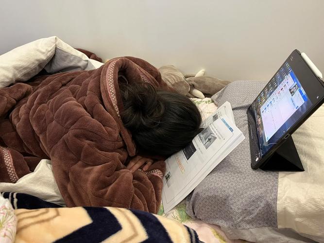 大学生宿舍被窝刷在线课场景