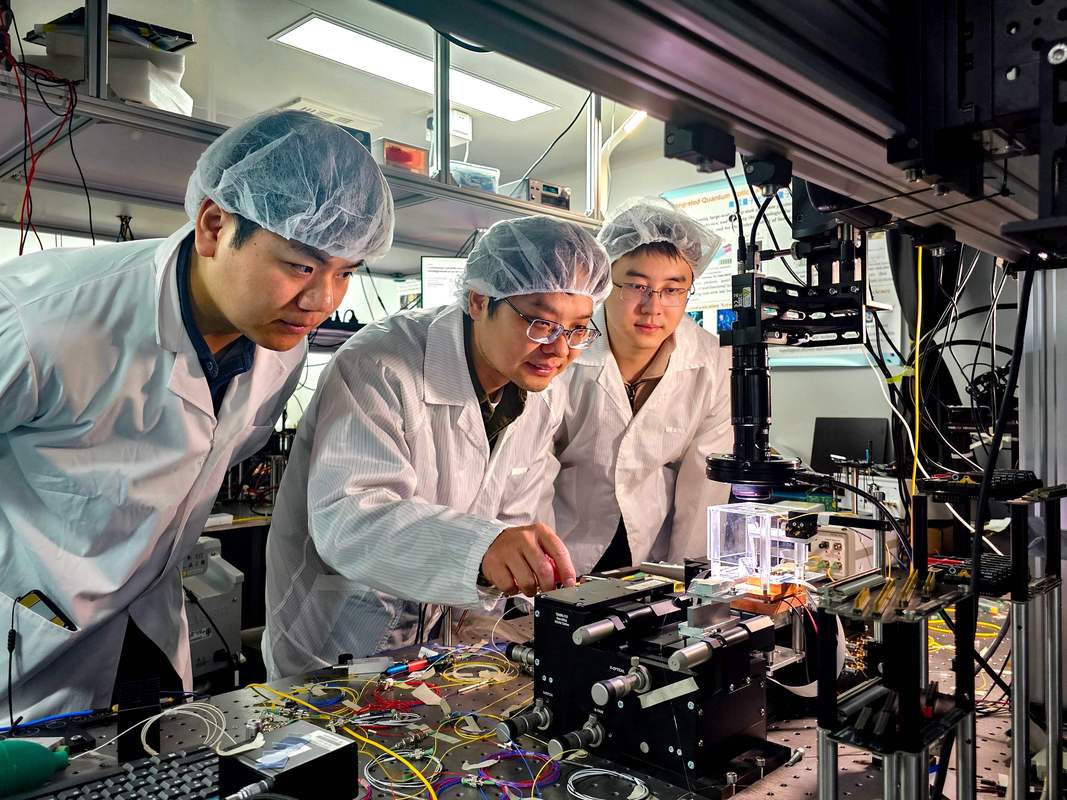 科技媒体记者跟拍量子计算实验室研究员工作现场