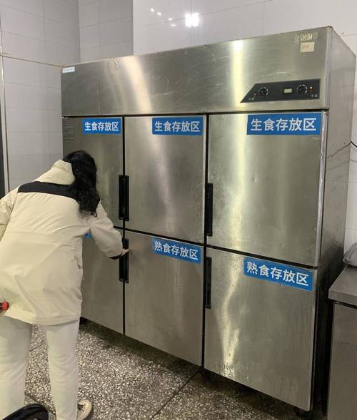 厨房生熟食材分开处理操作示意图
