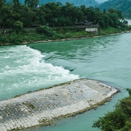 都江堰鱼嘴分水堤背面无人观景视角