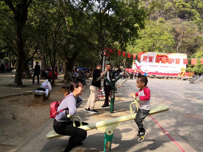 亲子公交站台玩行程问题游戏实拍