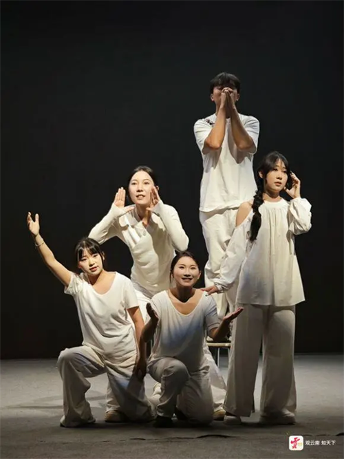 即兴戏剧演员表演是的而且技巧