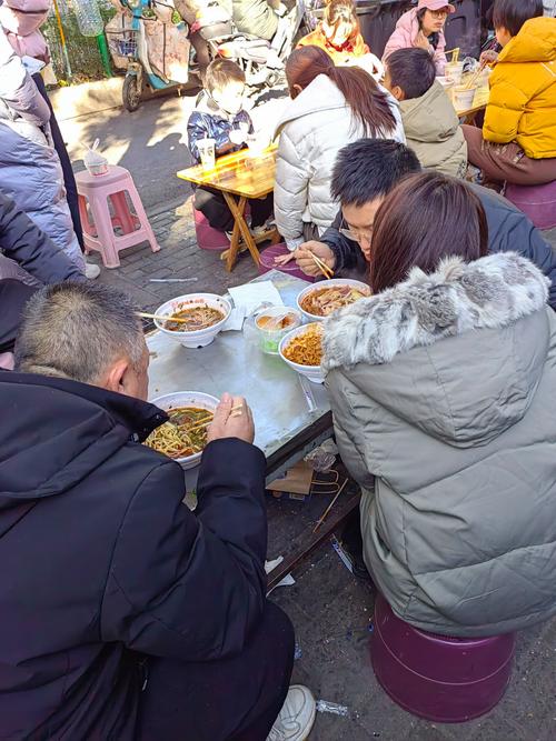 德州早市食客蹲路边喝羊肠汤 粗瓷碗盛汤