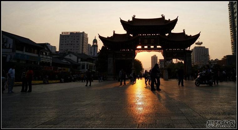 金马碧鸡坊夕阳剪影