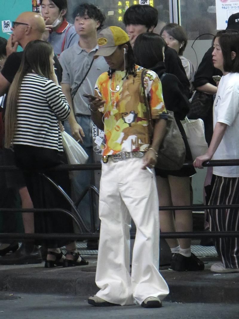 东京原宿街头青年穿着STÜSSY潮牌街拍