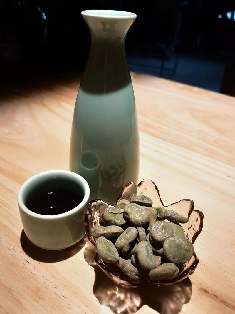 三、黄酒与茴香豆:一个人的醉意