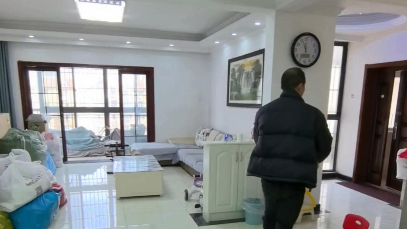 房产中介带客户实地查看二手房室内场景