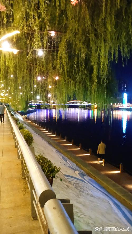 六、布尔哈通河夜景：饭后散步的绝佳路线