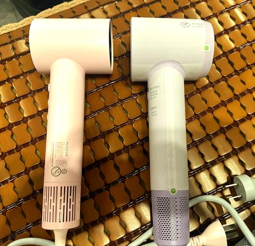 不同价位家用吹风机摆放在一起对比图