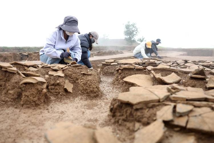 考古工作人员清理地下文物土层现场