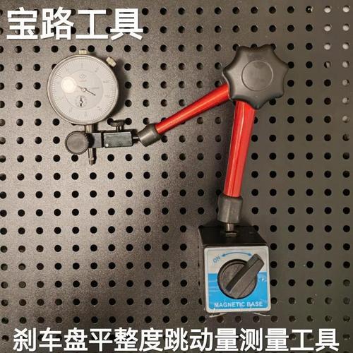 维修厂用百分表测量汽车刹车盘跳动量