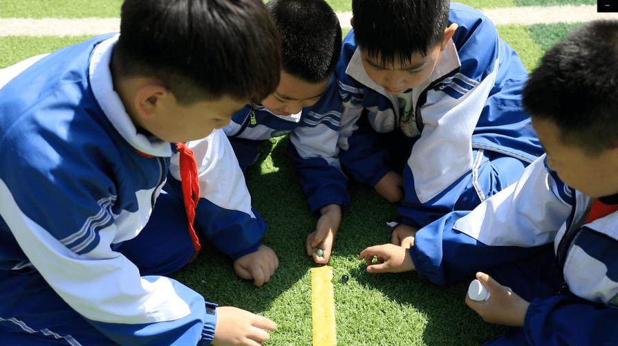 小学生用玻璃弹珠演示二进制进位操作实景