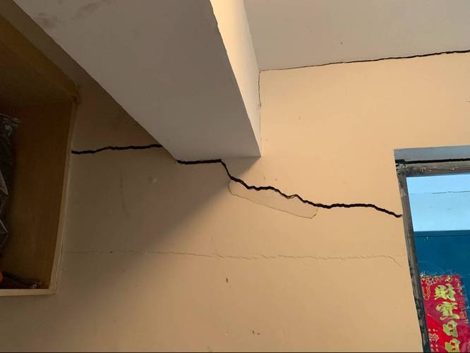 地震后开裂的商品房承重墙实拍