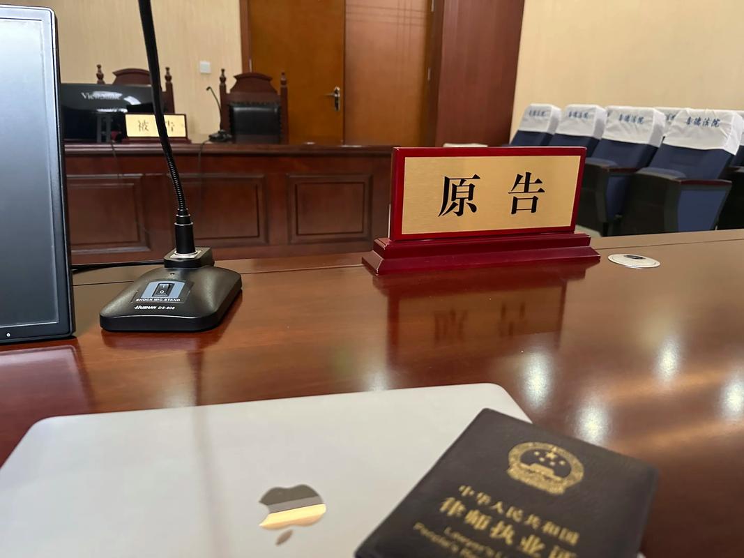 当事人独自坐在原告席上,面前摆满文件,神情紧张地看向法官