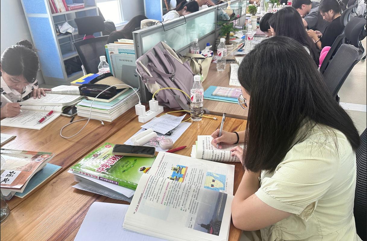 中学教务老师在办公室开具排名证明的办公场景