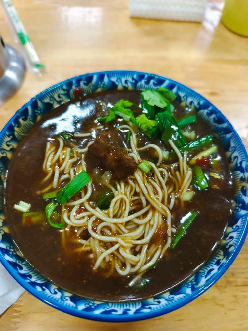 阆中古城深巷早餐店牛肉面碗