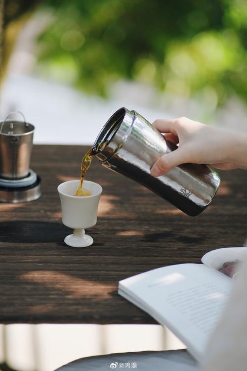 桌面保温杯淡茶水日常补水场景图
