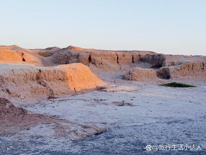吐鲁番高昌古城秋日土墙裂谷光影