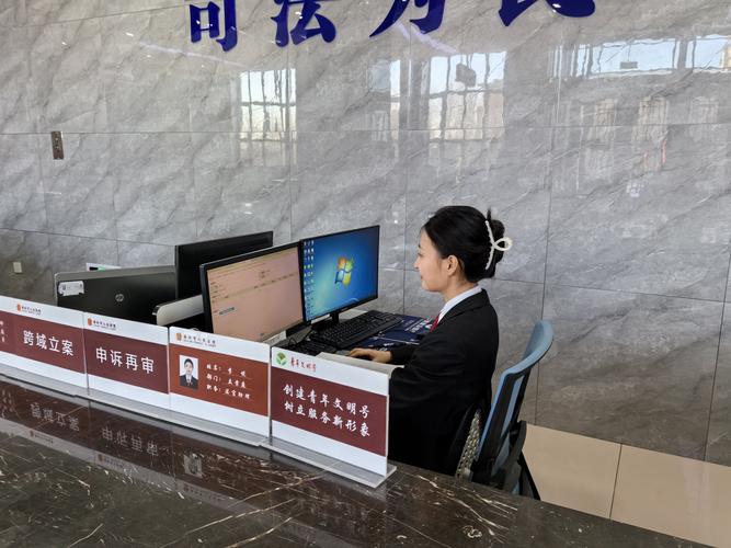 法院立案窗口工作人员告知群众材料不符合要求场景