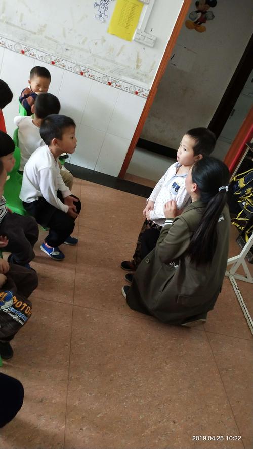 家长蹲下与孩子平等沟通谈性教育现场