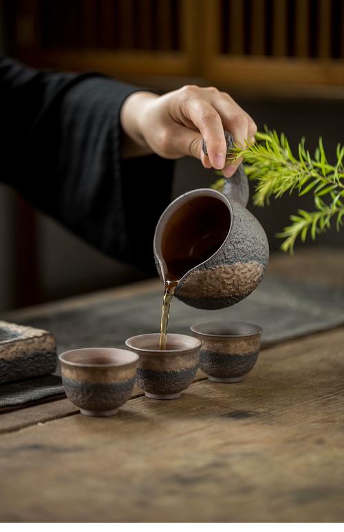 老茶农随身带的粗陶茶具冲泡图