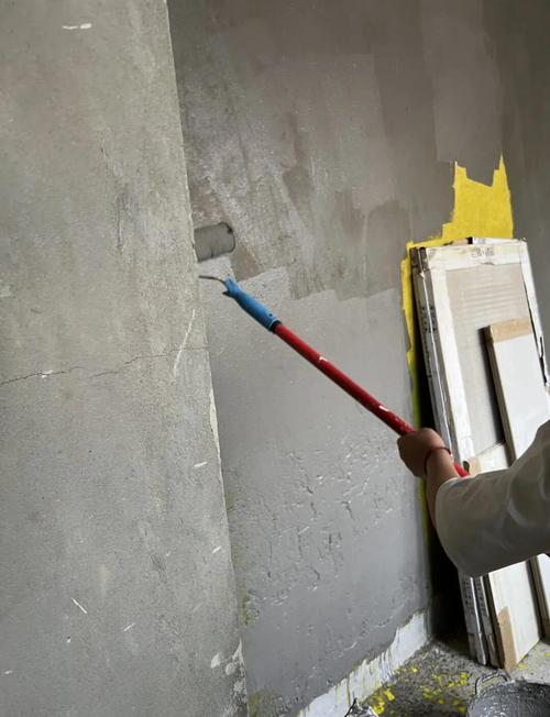 硅藻泥师傅在施工现场用抹刀做纹理