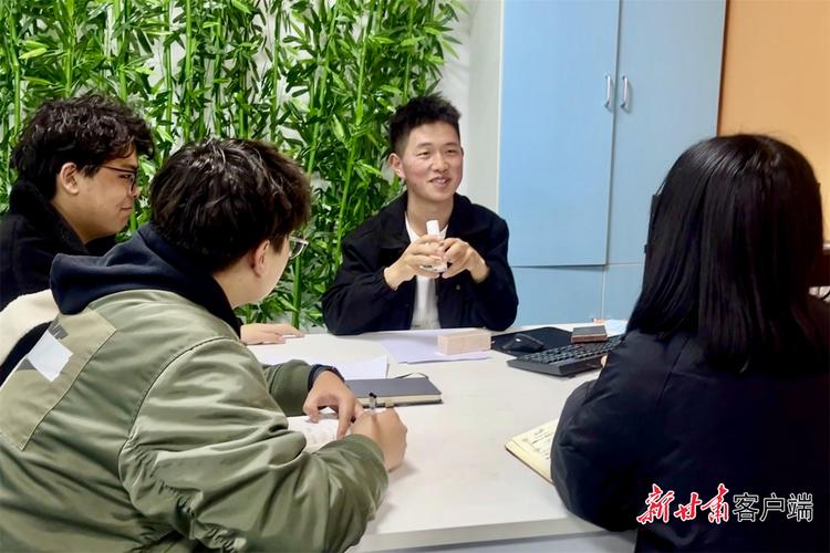 群面现场选手激烈讨论镜头