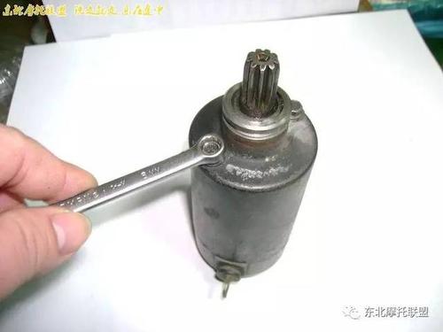 汽修师傅拆开的汽车起动机内部碳刷结构