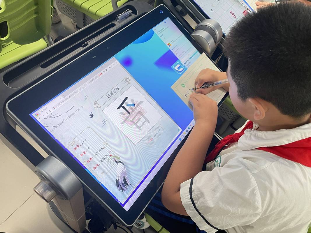 中学生教室课桌藏手机用AI写作业场景