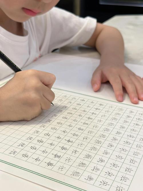 儿童安静练字抵抗枯燥训练场景