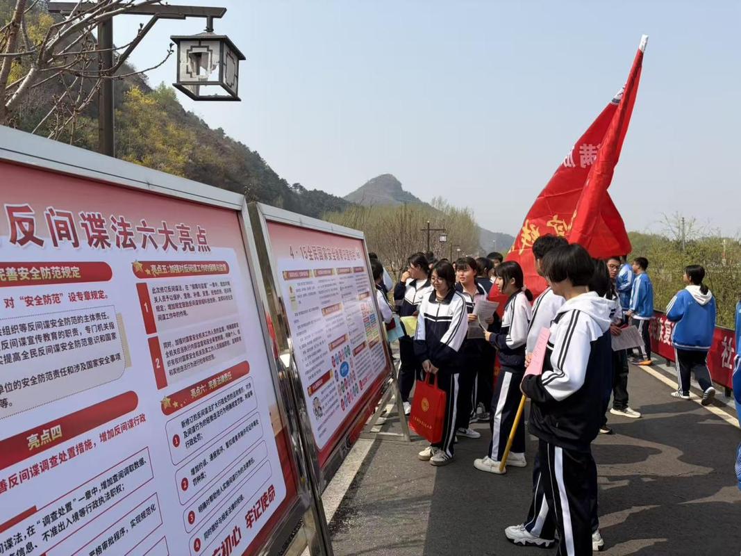 小学生在校门口开展放学路安全调研的项目式学习现场
