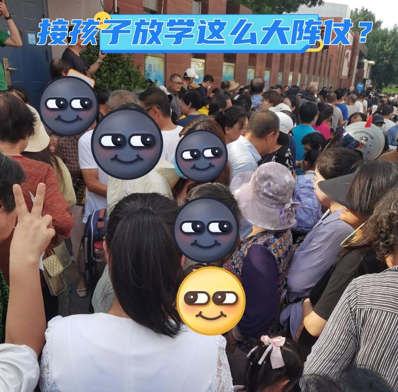 小学门口接孩子放学聊天的妈妈群体