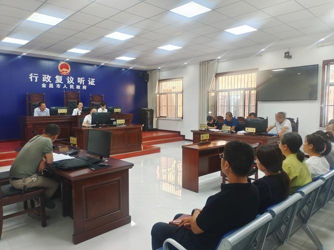 行政复议听证会现场记录员正在记录