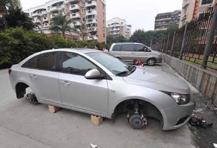 汽车轮胎被盗后仅剩车架现场图