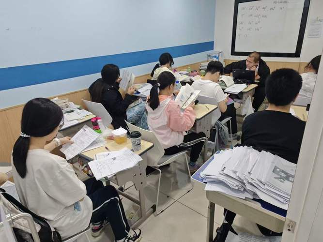 教育外包补习班课堂学生无神听课实景