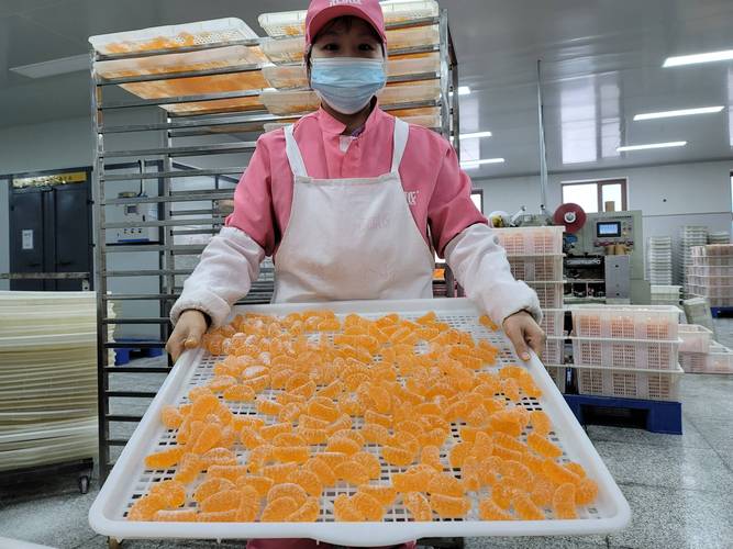 机械厂车间师傅休息时吃橘子糖实拍