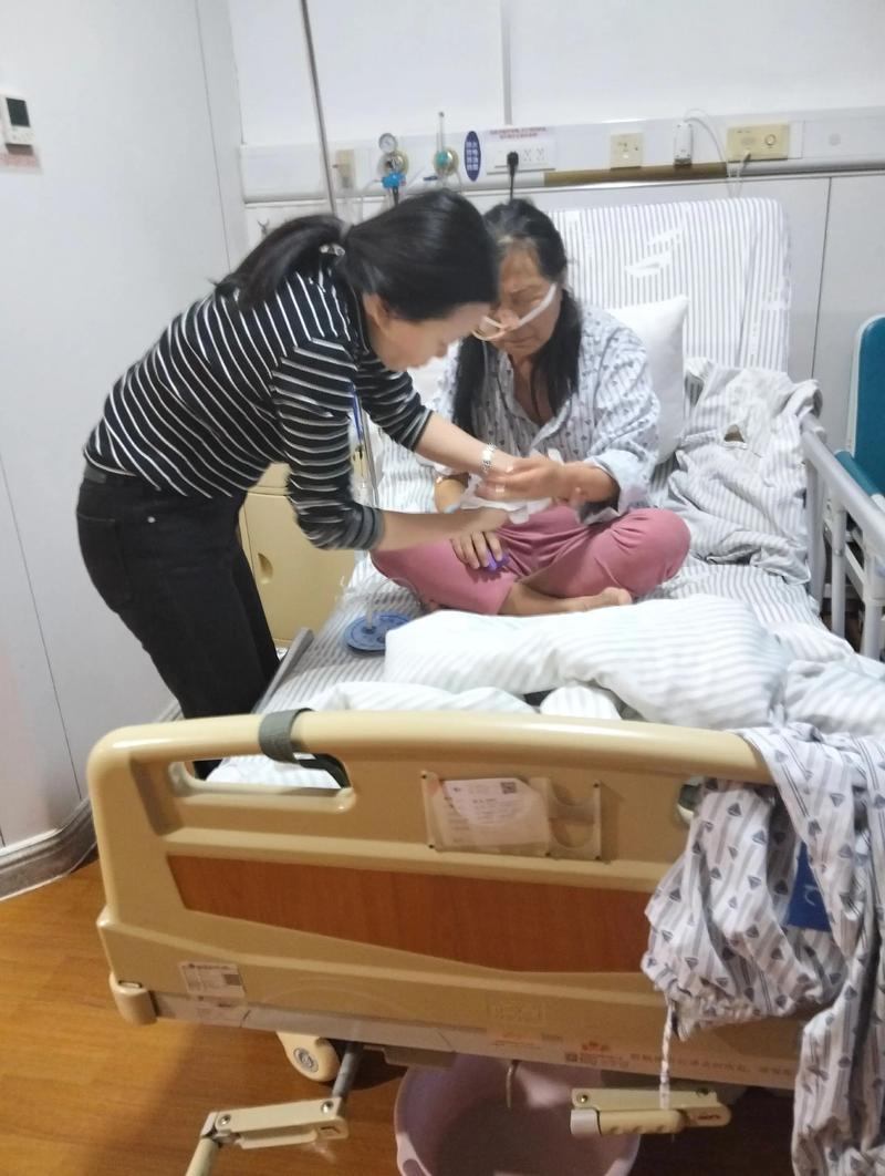 儿童重症监护室陪护家长疲惫守夜