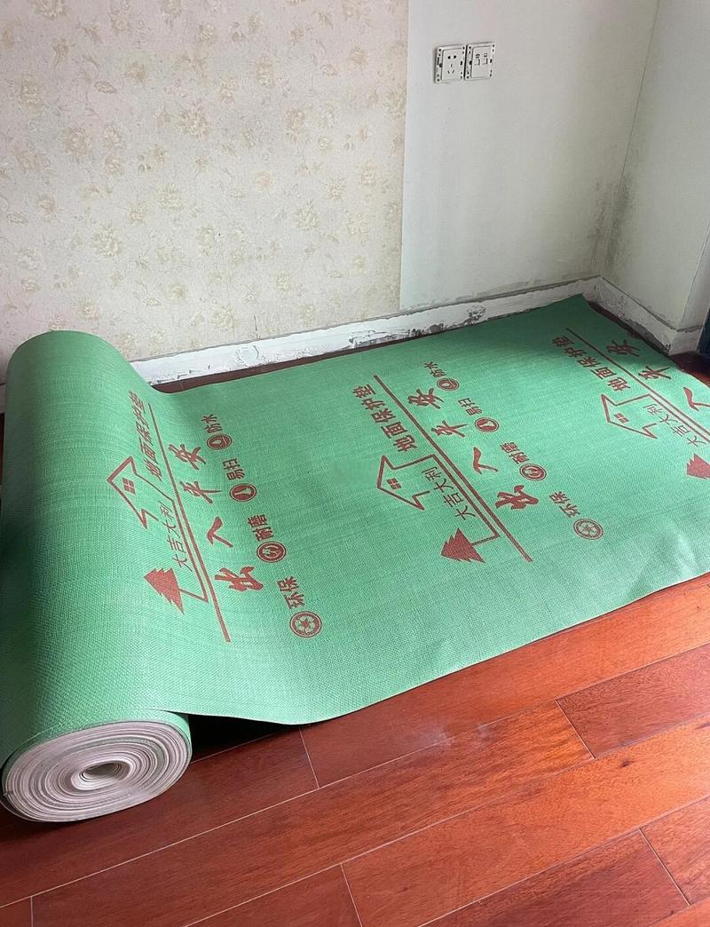 装修中铺在地面的透明防潮膜材料特写