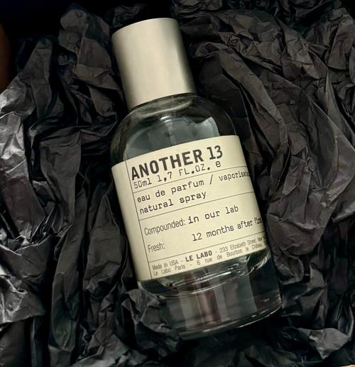 Le Labo Another 13 香水瓶 木质背景 简约
